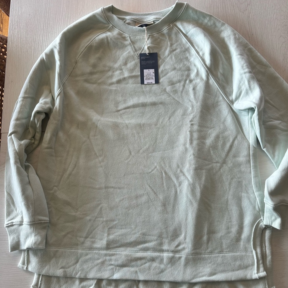 Universal Thread Mint Crewneck